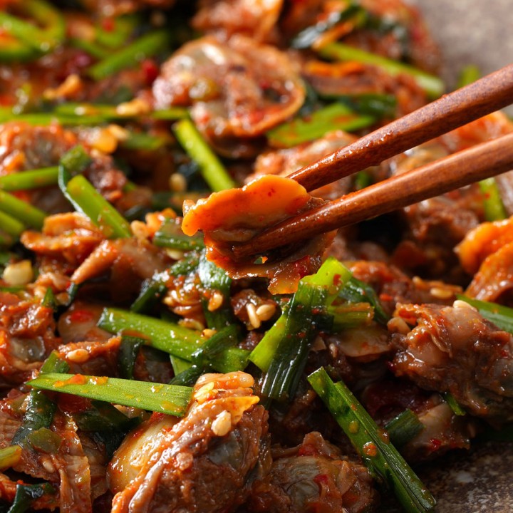 월간푸드 - 1+1+1 줄서서먹는 맛집 부추, 매콤, 달래 꼬막장 3종