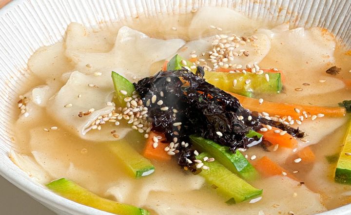 야들 쫄깃한<br>수제비&칼국수